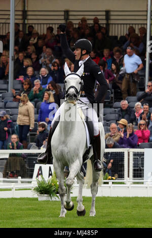 Badminton, Großbritannien. 4. Mai 2018. Paul Tapner (Australien) Reiten Bonza König von Rouges geht an zweiter Stelle auf Dressur Tag zwei am Badminton Horse Trials 2018 Credit: Stephen Davis/Alamy leben Nachrichten Stockfoto