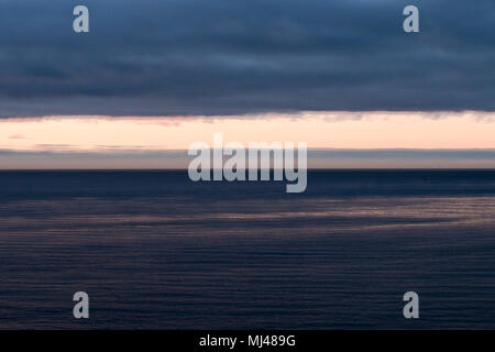 Marsden Bay, Großbritannien. 4. Mai 2018. Erhebt sich die Sonne hinter Wolken, von Marsden Bay Credit: Dan Cooke Credit: Dan Cooke/Alamy Leben Nachrichten zu sehen Stockfoto