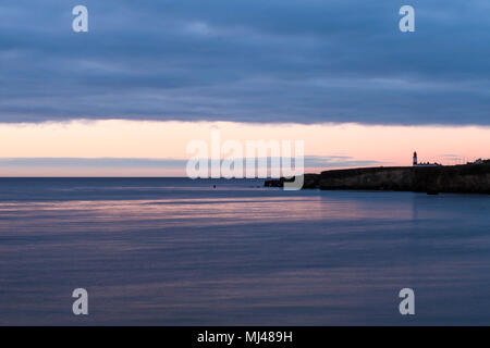 Marsden Bay, Großbritannien. 4. Mai 2018. Erhebt sich die Sonne hinter Wolken, von Marsden Bay Credit: Dan Cooke Credit: Dan Cooke/Alamy Leben Nachrichten zu sehen Stockfoto