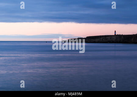 Marsden Bay, Großbritannien. 4. Mai 2018. Erhebt sich die Sonne hinter Wolken, von Marsden Bay Credit: Dan Cooke Credit: Dan Cooke/Alamy Leben Nachrichten zu sehen Stockfoto