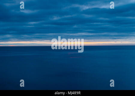 Marsden Bay, Großbritannien. 4. Mai 2018. Erhebt sich die Sonne hinter Wolken, von Marsden Bay Credit: Dan Cooke Credit: Dan Cooke/Alamy Leben Nachrichten zu sehen Stockfoto