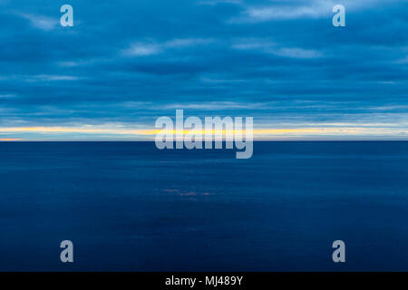 Marsden Bay, Großbritannien. 4. Mai 2018. Erhebt sich die Sonne hinter Wolken, von Marsden Bay Credit: Dan Cooke Credit: Dan Cooke/Alamy Leben Nachrichten zu sehen Stockfoto