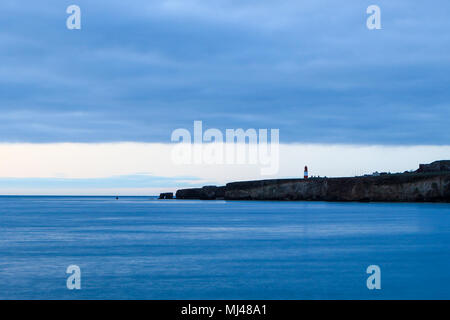 Marsden Bay, Großbritannien. 4. Mai 2018. Erhebt sich die Sonne hinter Wolken, von Marsden Bay zu sehen auf Souter Leuchtturm und Souter Punkt. Credit: Dan Cooke Credit: Dan Cooke/Alamy leben Nachrichten Stockfoto