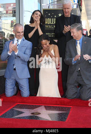 HOLLYWOOD, CA - 3. Mai: Mitch O'Farrell, Mila Kunis, James Cameron, Zoe Saldana, Leron Gubler, an der Zeremonie zu Ehren Schauspielerin Zoe Saldana mit einem Stern auf dem Hollywood Walk of Fame in Hollywood, Kalifornien am 3. Mai 2018. Credit: Faye Sadou/MediaPunch Stockfoto