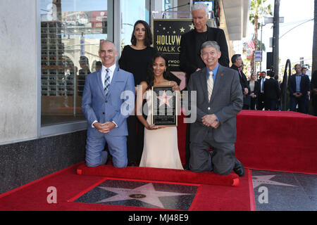 HOLLYWOOD, CA - 3. Mai: Mitch O'Farrell, Mila Kunis, James Cameron, Zoe Saldana, Leron Gubler, an der Zeremonie zu Ehren Schauspielerin Zoe Saldana mit einem Stern auf dem Hollywood Walk of Fame in Hollywood, Kalifornien am 3. Mai 2018. Credit: Faye Sadou/MediaPunch Stockfoto