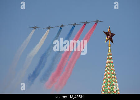 Moskau, Russland. 4. Mai, 2018. Russische Luftwaffe Sukhoi SU-25 Jets hinterlassen eine Spur in der russischen nationalen Farben während der Probe auf den bevorstehenden Sieg Tag air show Kennzeichnung der 73. Jahrestag des Sieges über Nazi-Deutschland im Großen Vaterländischen Krieg 1941-45, der Ostfront des Zweiten Weltkriegs. Credit: Victor Vytolskiy/Alamy leben Nachrichten Stockfoto