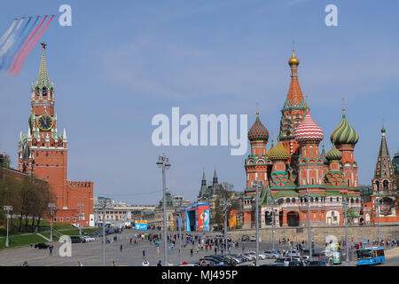 Moskau, Russland. 4. Mai, 2018. Russische Luftwaffe Sukhoi SU-25 Jets hinterlassen eine Spur in der russischen nationalen Farben während der Probe auf den bevorstehenden Sieg Tag air show Kennzeichnung der 73. Jahrestag des Sieges über Nazi-Deutschland im Großen Vaterländischen Krieg 1941-45, der Ostfront des Zweiten Weltkriegs. Credit: Victor Vytolskiy/Alamy leben Nachrichten Stockfoto