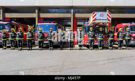 Paddington, London, 4. Mai 2018. Watch Manager John Magyar und die 14 Feuerwehrmänner der Weißen Watch A21 am Paddington Fire Station Line up und eine beobachten 1-minütige Stille in diesem Jahr Feuerwehrmänner Memorial Day zu markieren. Der Tag wird zu Ehren der Tapferkeit und Opferbereitschaft der gefallenen Kollegen und diejenigen, die ihr Leben im Laufe der Aufgabe verloren haben. Feuerwehrmänner Memorial Day wurde im vergangenen Jahr ins Leben gerufen und wird auch von vielen dienstfrei und ehemalige Feuerwehrleute, Familie und Freunde besucht. Credit: Imageplotter Nachrichten und Sport/Alamy leben Nachrichten Stockfoto