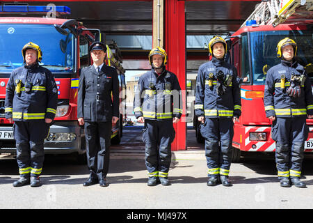 Paddington, London, 4. Mai 2018. Watch Manager John Magyar und die 14 Feuerwehrmänner der Weißen Watch A21 am Paddington Fire Station Line up und eine beobachten 1-minütige Stille in diesem Jahr Feuerwehrmänner Memorial Day zu markieren. Der Tag wird zu Ehren der Tapferkeit und Opferbereitschaft der gefallenen Kollegen und diejenigen, die ihr Leben im Laufe der Aufgabe verloren haben. Feuerwehrmänner Memorial Day wurde im vergangenen Jahr ins Leben gerufen und wird auch von vielen dienstfrei und ehemalige Feuerwehrleute, Familie und Freunde besucht. Credit: Imageplotter Nachrichten und Sport/Alamy leben Nachrichten Stockfoto