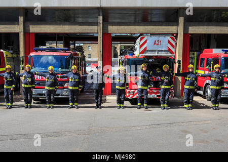 Paddington, London, 4. Mai 2018. Watch Manager John Magyar und die 14 Feuerwehrmänner der Weißen Watch A21 am Paddington Fire Station Line up und eine beobachten 1-minütige Stille in diesem Jahr Feuerwehrmänner Memorial Day zu markieren. Der Tag wird zu Ehren der Tapferkeit und Opferbereitschaft der gefallenen Kollegen und diejenigen, die ihr Leben im Laufe der Aufgabe verloren haben. Feuerwehrmänner Memorial Day wurde im vergangenen Jahr ins Leben gerufen und wird auch von vielen dienstfrei und ehemalige Feuerwehrleute, Familie und Freunde besucht. Credit: Imageplotter Nachrichten und Sport/Alamy leben Nachrichten Stockfoto