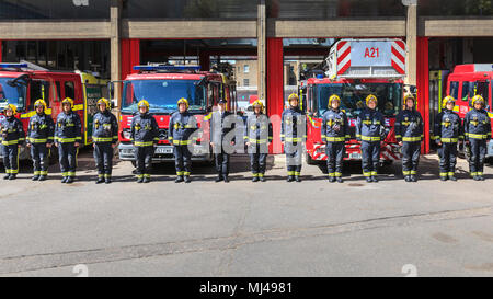 Paddington, London, 4. Mai 2018. Watch Manager John Magyar und die 14 Feuerwehrmänner der Weißen Watch A21 am Paddington Fire Station Line up und eine beobachten 1-minütige Stille in diesem Jahr Feuerwehrmänner Memorial Day zu markieren. Der Tag wird zu Ehren der Tapferkeit und Opferbereitschaft der gefallenen Kollegen und diejenigen, die ihr Leben im Laufe der Aufgabe verloren haben. Feuerwehrmänner Memorial Day wurde im vergangenen Jahr ins Leben gerufen und wird auch von vielen dienstfrei und ehemalige Feuerwehrleute, Familie und Freunde besucht. Credit: Imageplotter Nachrichten und Sport/Alamy leben Nachrichten Stockfoto