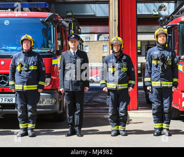 Paddington, London, 4. Mai 2018. Watch Manager John Magyar und die 14 Feuerwehrmänner der Weißen Watch A21 am Paddington Fire Station Line up und eine beobachten 1-minütige Stille in diesem Jahr Feuerwehrmänner Memorial Day zu markieren. Der Tag wird zu Ehren der Tapferkeit und Opferbereitschaft der gefallenen Kollegen und diejenigen, die ihr Leben im Laufe der Aufgabe verloren haben. Feuerwehrmänner Memorial Day wurde im vergangenen Jahr ins Leben gerufen und wird auch von vielen dienstfrei und ehemalige Feuerwehrleute, Familie und Freunde besucht. Credit: Imageplotter Nachrichten und Sport/Alamy leben Nachrichten Stockfoto