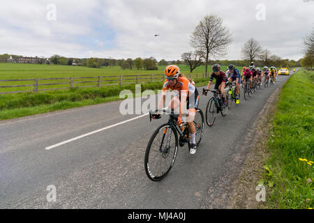 In der Nähe von Denton, North Yorkshire, 4. Mai 2018. Close-up Gruppe von Frauen oder Frauen Radfahrer in der Asda Frauen Tour de Yorkshire, racing Vergangenheit Denton Hall, auf geraden Landschaft Lane in der Nähe von Skipton, North Yorkshire, England, UK. Credit: Ian Lamond/Alamy leben Nachrichten Stockfoto