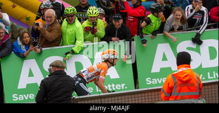 West Yorkshire, UK. 4. Mai 2018. Anhänger heraus Kraft auf dem letzten Gipfel der Frauen von heute. Hier schreien auf amerikanischen Megan Guarnier, der Momente später Zwei der Tour de Yorkshire und des gesamten Frauen Tour de Yorkshire Titel gewann. Alle, die an ihrem 33. Geburtstag. Rebecca Cole/Alamy leben Nachrichten Stockfoto