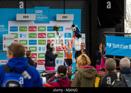 West Yorkshire, UK. 4. Mai 2018. Amerikanische Megan Guarnier erhalten ihre Medaille, Blumen und Kuscheltier auf dem Podium der Kuh und Kalb Gipfel Ende nach gewinnt zwei der Frauen Tour de Yorkshire. Rebecca Cole/Alamy leben Nachrichten Stockfoto