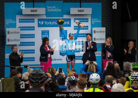 West Yorkshire, UK. 4. Mai 2018. Amerikanische Megan Guarnier empfangen ihren gewinnenden Blau Jersey, Medaille, Blumen und Kuscheltier auf dem Podium der Kuh und Kalb Gipfel Ende nach dem Gewinn der zweiten Stufe und den gesamten Titel der Women's Tour de Yorkshire. Rebecca Cole/Alamy leben Nachrichten Stockfoto