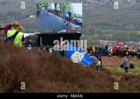 West Yorkshire, UK. 4. Mai 2018. Menschenmassen beobachten, der Aufstieg der Cote de Alten Pool Bank auf dem großen Bildschirm mit Vorfreude, wie sie der erste Gipfel Ende der Women's Tour de Yorkshire Bike Race auf der Kuh und Kalb in Ilkley, Rebecca Cole/Alamy Leben Nachrichten erwarten Stockfoto