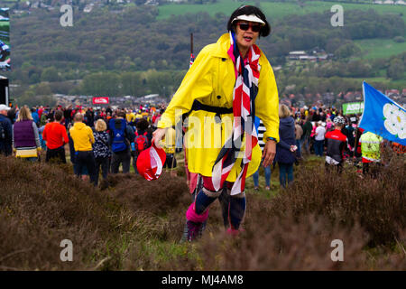 West Yorkshire, UK. 4. Mai 2018. Anhänger auf dem Gipfel Ende in bunten und patriotischen Stil für die Tour de Yorkshire rennen Rebecca Cole/Alamy leben Nachrichten Stockfoto