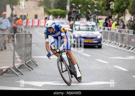 Jerusalem. 4. Mai, 2018. Ein Radfahrer konkurriert in der ersten Etappe des Giro d'Italia 2018 Rennen in Jerusalem, am 4. Mai 2018. Insgesamt 176 Fahrer aus 22 Mannschaften, darunter eine israelische Delegation zum ersten Mal teilgenommen, im Rennen am Freitag. Quelle: Guo yu/Xinhua/Alamy leben Nachrichten Stockfoto