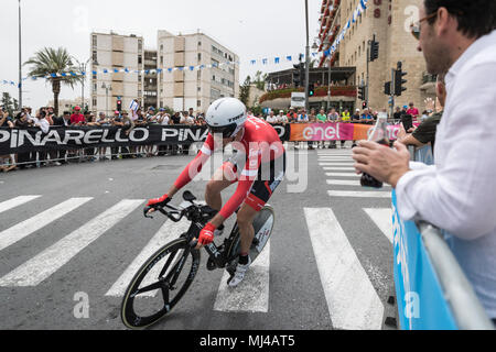 Jerusalem. 4. Mai, 2018. Ein Radfahrer konkurriert in der ersten Etappe des Giro d'Italia 2018 Rennen in Jerusalem, am 4. Mai 2018. Insgesamt 176 Fahrer aus 22 Mannschaften, darunter eine israelische Delegation zum ersten Mal teilgenommen, im Rennen am Freitag. Quelle: Guo yu/Xinhua/Alamy leben Nachrichten Stockfoto