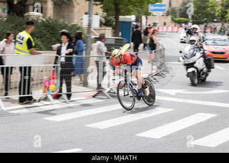 Jerusalem. 4. Mai, 2018. Ein Radfahrer konkurriert in der ersten Etappe des Giro d'Italia 2018 Rennen in Jerusalem, am 4. Mai 2018. Insgesamt 176 Fahrer aus 22 Mannschaften, darunter eine israelische Delegation zum ersten Mal teilgenommen, im Rennen am Freitag. Quelle: Guo yu/Xinhua/Alamy leben Nachrichten Stockfoto