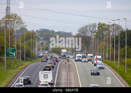 North Wales, VEREINIGTES KÖNIGREICH 4. Mai 2018, UK Wetter: Mit der Aussicht auf die heißesten May Bank Holiday Aufzeichnung der Wetterdaten die Reisenden bereits in Teilen des Vereinigten Königreichs für einen Feiertag. Die Reisenden bereits in langsam fließenden Verkehr auf der A55 in Richtung Wales klemmt Stockfoto