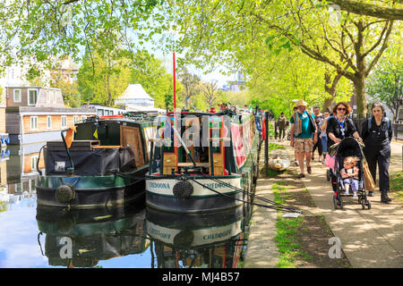 Little Venice, London, 4. Mai 2018. 15-04 Eigentümer, Einheimischen und Touristen genießen Sie die schönen sonnigen Nachmittag am Grand Union Canal in Klein Venedig. Die Vorbereitungen laufen für die IWA Canalway Kavalkade Wasserstraßen Festival, das ist ein Teil dieses Wochenende zu nehmen. Credit: Imageplotter Nachrichten und Sport/Alamy leben Nachrichten Stockfoto