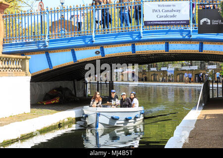 Little Venice, London, 4. Mai 2018. 15-04 Eigentümer, Einheimischen und Touristen genießen Sie die schönen sonnigen Nachmittag am Grand Union Canal in Klein Venedig. Die Vorbereitungen laufen für die IWA Canalway Kavalkade Wasserstraßen Festival, das ist ein Teil dieses Wochenende zu nehmen. Credit: Imageplotter Nachrichten und Sport/Alamy leben Nachrichten Stockfoto