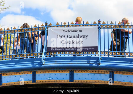 Little Venice, London, 4. Mai 2018. 15-04 Eigentümer, Einheimischen und Touristen genießen Sie die schönen sonnigen Nachmittag am Grand Union Canal in Klein Venedig. Die Vorbereitungen laufen für die IWA Canalway Kavalkade Wasserstraßen Festival, das ist ein Teil dieses Wochenende zu nehmen. Credit: Imageplotter Nachrichten und Sport/Alamy leben Nachrichten Stockfoto