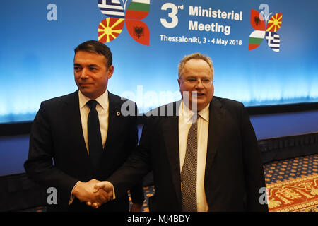 Thessaloniki, Griechenland. 4. Mai, 2018. Der griechische Minister für Auswärtige Angelegenheiten Nikos Kotzias (Rechts) schüttelt Hände mit mazedonischen Außenminister Nikola Dimitrov (links) während der 3. Ministertagung während des 3. Ministertagung. Minister aus Griechenland, Bulgarien, Mazedonien und Albanien versammelten sich zu einem Treffen in der nordgriechischen Stadt Thessaloniki. Credit: Giannis Papanikos/ZUMA Draht/Alamy leben Nachrichten Stockfoto