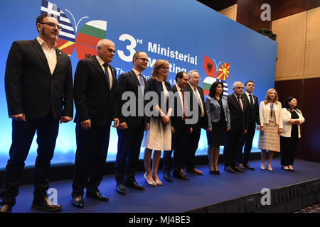 Thessaloniki, Griechenland. 4. Mai, 2018. Minister posieren für ein Foto der Familie während des 3. Ministertagung. Minister aus Griechenland, Bulgarien, Mazedonien und Albanien versammelten sich zu einem Treffen in der nordgriechischen Stadt Thessaloniki. Credit: Giannis Papanikos/ZUMA Draht/Alamy leben Nachrichten Stockfoto