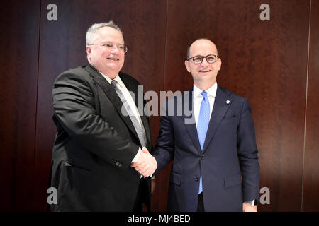 Thessaloniki, Griechenland. 4. Mai, 2018. Der griechische Minister für Auswärtige Angelegenheiten Nikos Kotzias (Links) schüttelt Hände mit albanischen Minister für auswärtige Angelegenheiten Ditmir Bushati (rechts) bei der 3. Ministertagung. Minister aus Griechenland, Bulgarien, Mazedonien und Albanien versammelten sich zu einem Treffen in der nordgriechischen Stadt Thessaloniki. Credit: Giannis Papanikos/ZUMA Draht/Alamy leben Nachrichten Stockfoto