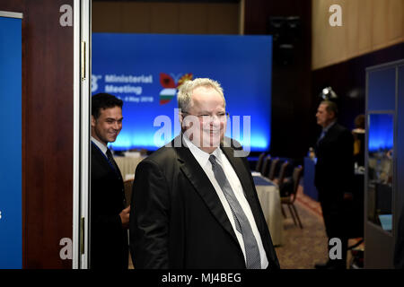 Thessaloniki, Griechenland. 4. Mai, 2018. Der griechische Minister für Auswärtige Angelegenheiten Nikos Kotzias wartet auf die anderen Minister bei der 3. Ministertagung ankommen. Minister aus Griechenland, Bulgarien, Mazedonien und Albanien versammelten sich zu einem Treffen in der nordgriechischen Stadt Thessaloniki. Credit: Giannis Papanikos/ZUMA Draht/Alamy leben Nachrichten Stockfoto