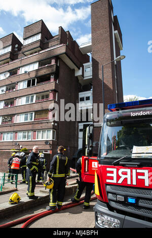 London, Großbritannien. 4. Mai, 2018. Londoner Feuerwehr Feuerwehr zu einem Brand in einer Wohnung im vierten Stock eines Bausteins in Ankerwinsch, Surrey Quays. Die Londoner Feuerwehr Pressesprecher geraten, dass insgesamt acht Pumpen heraus aufgerufen wurden und dass niemand sich in der Wohnung zu der Zeit des Feuers. Credit: Mark Kerrison/Alamy leben Nachrichten Stockfoto