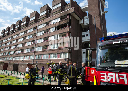 London, Großbritannien. 4. Mai, 2018. Londoner Feuerwehr Feuerwehr zu einem Brand in einer Wohnung im vierten Stock eines Bausteins in Ankerwinsch, Surrey Quays. Die Londoner Feuerwehr Pressesprecher geraten, dass insgesamt acht Pumpen heraus aufgerufen wurden und dass niemand sich in der Wohnung zu der Zeit des Feuers. Credit: Mark Kerrison/Alamy leben Nachrichten Stockfoto