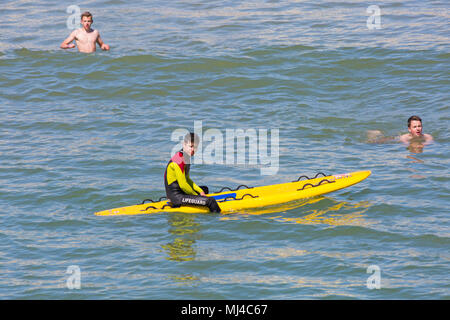 Bournemouth, Dorset, Großbritannien. 4. Mai 2018. UK Wetter: Nach einem langsamen Start, ungebrochen blauen Himmel und warmen Sonnenschein, die Temperaturen steigen. Besucher Kopf bis zu den Stränden von Bournemouth, um den Raum zu genießen, bevor es zu über die lange Bank Holiday Wochenende fleißig wie die Massen an die Küste und Meer. RNLI Lifeguards sind wahrscheinlich über das Wochenende beschäftigt zu werden. Credit: Carolyn Jenkins/Alamy leben Nachrichten Stockfoto