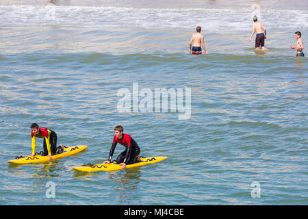 Bournemouth, Dorset, Großbritannien. 4. Mai 2018. UK Wetter: Nach einem langsamen Start, ungebrochen blauen Himmel und warmen Sonnenschein, die Temperaturen steigen. Besucher Kopf bis zu den Stränden von Bournemouth, um den Raum zu genießen, bevor es zu über die lange Bank Holiday Wochenende fleißig wie die Massen an die Küste und Meer. RNLI Lifeguards sind wahrscheinlich über das Wochenende beschäftigt zu werden. Credit: Carolyn Jenkins/Alamy leben Nachrichten Stockfoto