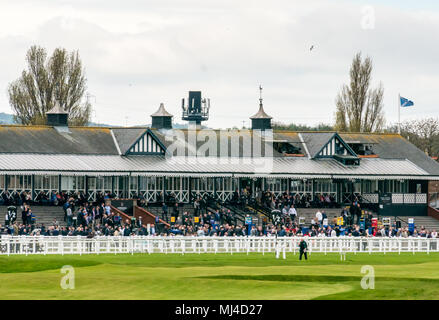 Musselburgh, Schottland, 4. Mai 2018. Neben, Musselburgh, East Lothian, Schottland, Vereinigtes Königreich. Leute im Stadion vor dem Pferd Rennen Stockfoto