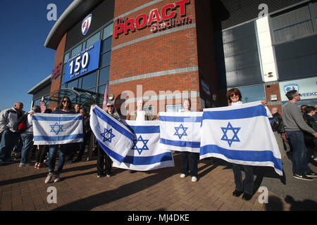 Chesterfield, UK. 4. Mai, 2018. Israel Fans vor der 2018 UEFA U-17 Meisterschaft Gruppe ein Match zwischen England und Israel an Proact Stadium am 4. Mai 2018 in Chesterfield, England. (Foto von Paul Chesterton/phcimages.com) Credit: PHC Images/Alamy leben Nachrichten Stockfoto