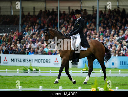 Gloucestershire, Vereinigtes Königreich. 4. Mai 2018. Jonty Evans reiten Cooley Rorkes Drift während der Dressur Phase des 2018 Mitsubishi Motors Badminton Horse Trials, Badminton, Vereinigtes Königreich. Jonathan Clarke/Alamy leben Nachrichten Stockfoto