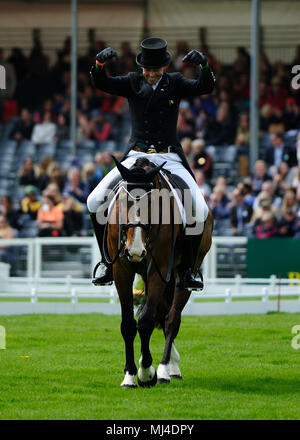 Gloucestershire, Vereinigtes Königreich. 4. Mai 2018. Jonty Evans reiten Cooley Rorkes Drift während der Dressur Phase des 2018 Mitsubishi Motors Badminton Horse Trials, Badminton, Vereinigtes Königreich. Jonathan Clarke/Alamy leben Nachrichten Stockfoto