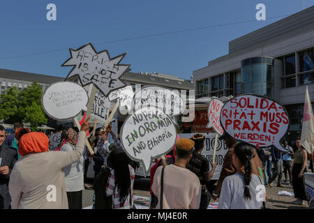 Darmstadt, Deutschland. 4. Mai 2018. Demonstrant stand mit Zeichen bei der Eröffnung Rallye. Aktivisten und Flüchtlinge marschierten durch Darmstadt, gegen die Abschiebung von Flüchtlingen zu protestieren, als sie ihre Herkunftsländer sehen als nicht zu speichern. Der Anlass ist die jüngste Eröffnung eines speziellen Ausreisezentrum in Darmstadt, das ist die erste in Hessen. Quelle: Michael Debets/Alamy leben Nachrichten Stockfoto