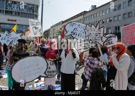 Darmstadt, Deutschland. 4. Mai 2018. Demonstrant stand mit Zeichen bei der Eröffnung Rallye. Aktivisten und Flüchtlinge marschierten durch Darmstadt, gegen die Abschiebung von Flüchtlingen zu protestieren, als sie ihre Herkunftsländer sehen als nicht zu speichern. Der Anlass ist die jüngste Eröffnung eines speziellen Ausreisezentrum in Darmstadt, das ist die erste in Hessen. Quelle: Michael Debets/Alamy leben Nachrichten Stockfoto