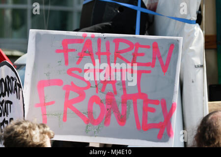 Darmstadt, Deutschland. 4. Mai 2018. Eine Demonstrantin hält ein Schild mit der Aufschrift 'Fähren nicht Fronted'. Aktivisten und Flüchtlinge marschierten durch Darmstadt, gegen die Abschiebung von Flüchtlingen zu protestieren, als sie ihre Herkunftsländer sehen als nicht zu speichern. Der Anlass ist die jüngste Eröffnung eines speziellen Ausreisezentrum in Darmstadt, das ist die erste in Hessen. Quelle: Michael Debets/Alamy leben Nachrichten Stockfoto