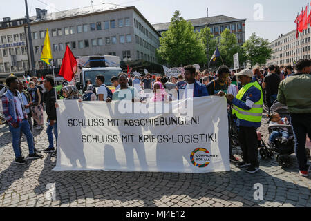 Darmstadt, Deutschland. 4. Mai 2018. Die Demonstranten halten ein Banner mit der Aufschrift "Genug der Abschiebung - genug von Krieg - Logistik'. Aktivisten und Flüchtlinge marschierten durch Darmstadt, gegen die Abschiebung von Flüchtlingen zu protestieren, als sie ihre Herkunftsländer sehen als nicht zu speichern. Der Anlass ist die jüngste Eröffnung eines speziellen Ausreisezentrum in Darmstadt, das ist die erste in Hessen. Quelle: Michael Debets/Alamy leben Nachrichten Stockfoto