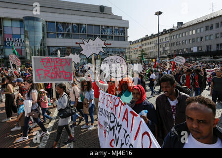 Darmstadt, Deutschland. 4. Mai 2018. März Demonstranten mit Transparenten und Schildern durch Darmstadt. Aktivisten und Flüchtlinge marschierten durch Darmstadt, gegen die Abschiebung von Flüchtlingen zu protestieren, als sie ihre Herkunftsländer sehen als nicht zu speichern. Der Anlass ist die jüngste Eröffnung eines speziellen Ausreisezentrum in Darmstadt, das ist die erste in Hessen. Quelle: Michael Debets/Alamy leben Nachrichten Stockfoto