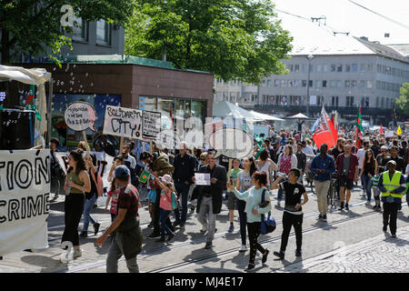 Darmstadt, Deutschland. 4. Mai 2018. März Demonstranten mit Transparenten und Schildern durch Darmstadt. Aktivisten und Flüchtlinge marschierten durch Darmstadt, gegen die Abschiebung von Flüchtlingen zu protestieren, als sie ihre Herkunftsländer sehen als nicht zu speichern. Der Anlass ist die jüngste Eröffnung eines speziellen Ausreisezentrum in Darmstadt, das ist die erste in Hessen. Quelle: Michael Debets/Alamy leben Nachrichten Stockfoto