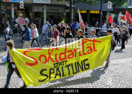 Darmstadt, Deutschland. 4. Mai 2018. März Demonstranten mit Transparenten und Schildern durch Darmstadt. Aktivisten und Flüchtlinge marschierten durch Darmstadt, gegen die Abschiebung von Flüchtlingen zu protestieren, als sie ihre Herkunftsländer sehen als nicht zu speichern. Der Anlass ist die jüngste Eröffnung eines speziellen Ausreisezentrum in Darmstadt, das ist die erste in Hessen. Quelle: Michael Debets/Alamy leben Nachrichten Stockfoto