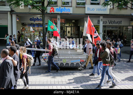 Darmstadt, Deutschland. 4. Mai 2018. Einen kleinen Behälter aus Holz ist Teil der Demonstration. Aktivisten und Flüchtlinge marschierten durch Darmstadt, gegen die Abschiebung von Flüchtlingen zu protestieren, als sie ihre Herkunftsländer sehen als nicht zu speichern. Der Anlass ist die jüngste Eröffnung eines speziellen Ausreisezentrum in Darmstadt, das ist die erste in Hessen. Quelle: Michael Debets/Alamy leben Nachrichten Stockfoto