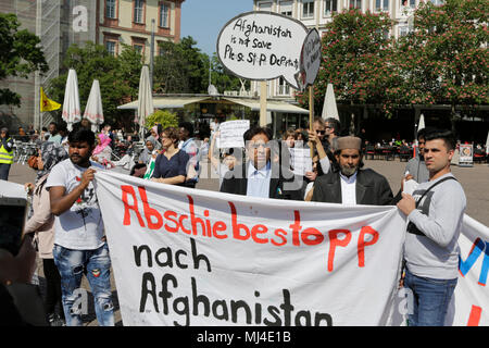 Darmstadt, Deutschland. 4. Mai 2018. Die Demonstranten halten ein Banner mit der Aufschrift 'Stop Abschiebungen nach Afghanistan". Aktivisten und Flüchtlinge marschierten durch Darmstadt, gegen die Abschiebung von Flüchtlingen zu protestieren, als sie ihre Herkunftsländer sehen als nicht zu speichern. Der Anlass ist die jüngste Eröffnung eines speziellen Ausreisezentrum in Darmstadt, das ist die erste in Hessen. Quelle: Michael Debets/Alamy leben Nachrichten Stockfoto